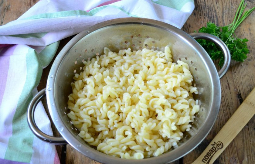 1. Этап. Паста с креветками в лаваше: Отварите макароны согласно инструкции, указанной на упаковке. Обычно макароны из твердых сортов пшеницы варятся несколько минут, затем снимаются с огня и настаиваются в горячей воде до готовности. После этого вода сливается. Качественные макароны из твердых сортов промывать холодной водой не нужно.