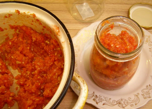 1. Этап. Аджика вареная на зиму из помидоров: Когда овощи закипят, убавляем температуру и тушим еще час. После чего наливаем растительного масла, кладем сахар, соль и уксус. Тушим на очень тихом огне еще около двух часов. Затем стерилизуем банки. Готовую аджику закладываем в банки (до краев) и закатываем.