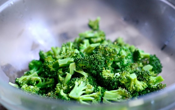 1. Этап. Запеканка из брокколи: 1. Первым делом вымойте и разделите на соцветия брокколи. Опустите её в кипящую подсоленную воду, отварите (3-4 минуты) и откиньте на дуршлаг.