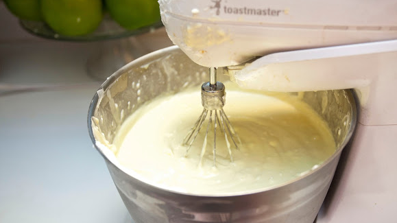 1. Этап. Песочный пирог с апельсиновой начинкой: 3. Очень аккуратно, на низкой скорости взбиваем все вместе миксером до однородности. Скорость постепенно увеличиваем, чтобы крем начал немного густеть. По вкусу можно добавить еще сахара, сыра или творога (кто что любит).