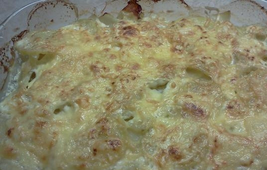 1. Этап. Запеченный минтай: Накрываем форму фольгой и отправляем в предварительно разогретую до 180 градусов духовку на 50 минут. Затем снимаем фольгу, посыпаем натертым сыром и запекаем еще 10-15 минут. И наше блюдо готово!