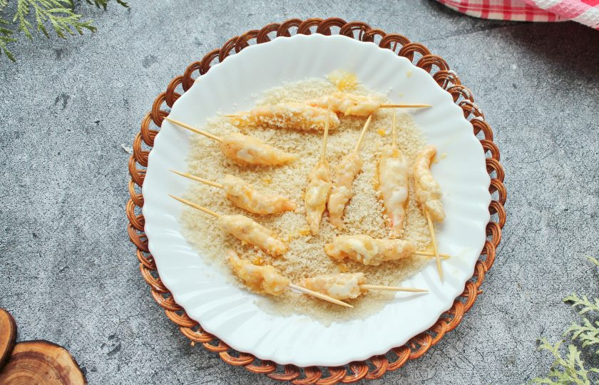 1. Этап. Креветки в сухарях панко: Выложите креветки в панировочные сухари панко.