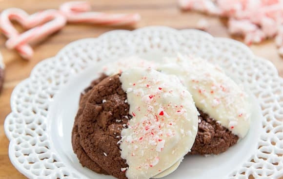 1. Этап. Печенье Шоколадные половинки: Украсьте печенье цветной кокосовой стружкой. Приятного чаепития!