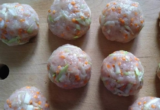 1. Этап. Тефтели с чечевицей: Сформировать тефтельки.