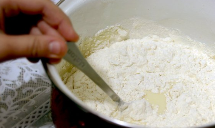 1. Этап. Булочки с кремом Патисьер: Постепенно добавьте оставшуюся муку, замесите тесто. Переложите тесто в тарелку, смазанную растительным маслом, и поставьте в теплое место на 1 час.