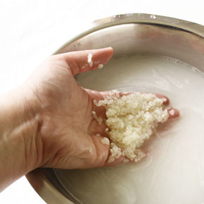 1. Этап. Плов из индоутки: Пока готовится зирвак, можно заняться рисом: его необходимо несколько раз промыть в кастрюле, чтобы вода, которая сливается после промывания, была совершенно прозрачной. Затем, налив холодной воды, замочить.