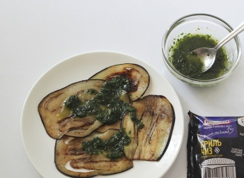 1. Этап. Брускетты с баклажанами и сыром: Полейте заправкой баклажаны.