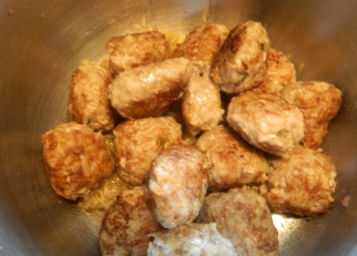 1. Этап. Юварлакья: 4. Из приготовленного фарша делаем небольшие фрикадельки, совсем немного обжариваем их.