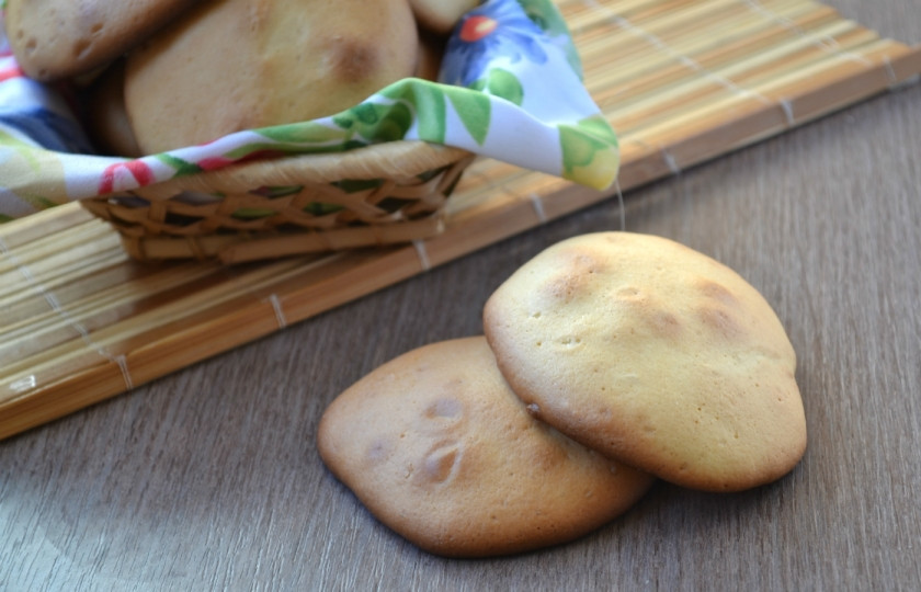 1. Этап. Печенье из бисквитного теста: Готовому печенью дайте немного остыть на противне, затем снимите с пергамента и выложите в тарелку. Не забудьте сделать ароматный чай или кофе. Приятного аппетита!