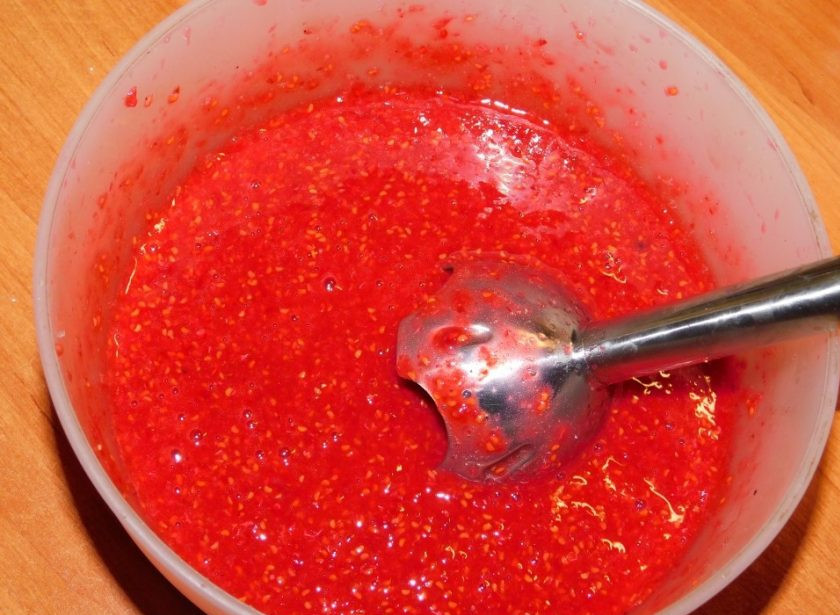 1. Этап. Творожно-сливочный десерт с малиновым пюре: Свежую малину смешайте с сахаром и измельчите блендером в пюре.