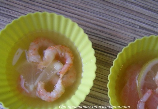 1. Этап. Креветки в шампанском: Залейте в формочки до середины. Уберите в морозилку на 5-7 минут, чтобы верх схватился.