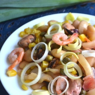 Салат из морепродуктов с фасолью, кукурузой и каперсами