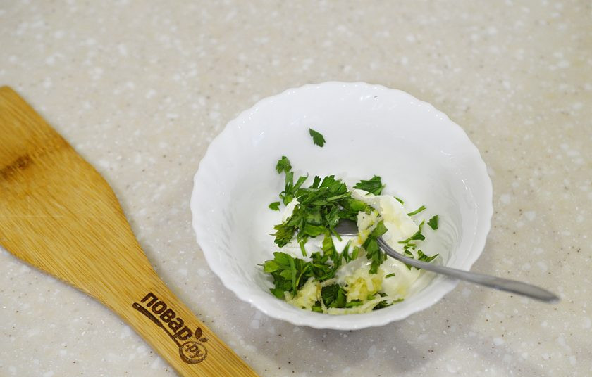 1. Этап. Куриные рулетики с помидорами и сыром: 1. Сметану смешайте с чесноком и зеленью. Соус готов.