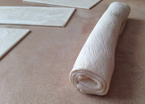 1. Этап. Чебуреки из слоеного теста: Вот такой рулончик теста у нас получится.