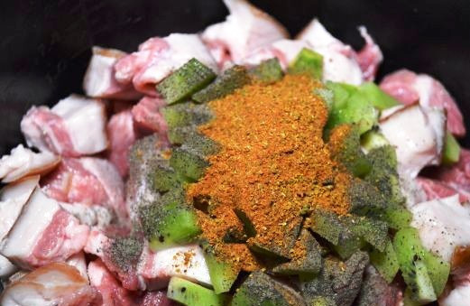 1. Этап. Тушеное мясо в мультиварке Панасоник: Добавьте специи и соль.