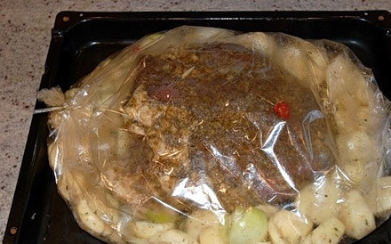 1. Этап. Запеченная баранья нога в рукаве: Перекладываем ногу в рукав для запекания, а вокруг выкладываем картофель. Плотно завязываем пакет, делаем зубочисткой несколько проколов сверху и отправляем в разогретую до 200 градусов духовку на 2 часа.