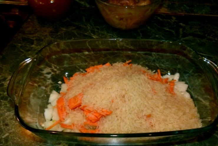 1. Этап. Плов в духовке с курицей: В форму для запекания выкладываем нарезанные овощи и рис.