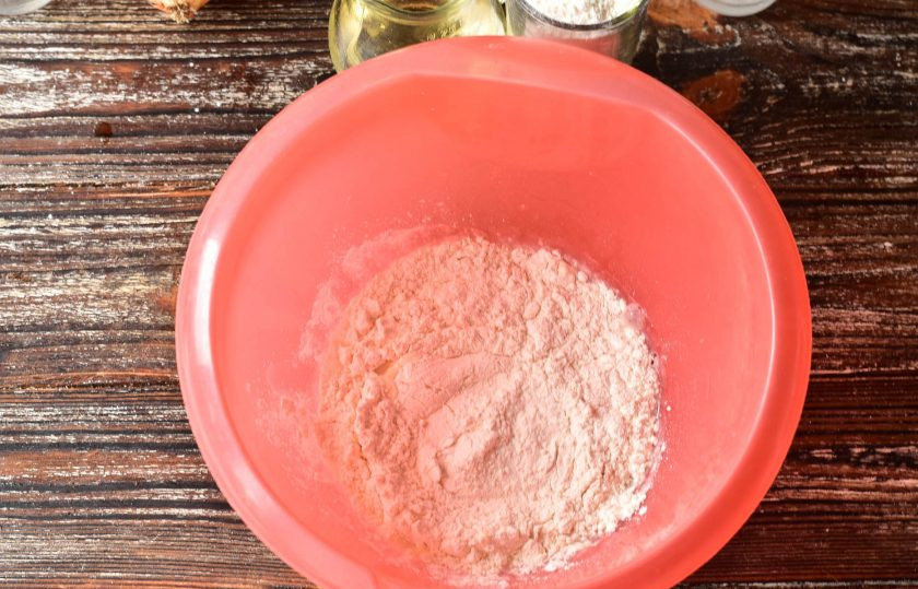 1. Этап. Хачапури с фасолью: Добавьте частями муку.