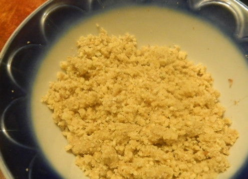 1. Этап. Свекольные пирожные ПП: Орехи измельчаем с помощью блендера.