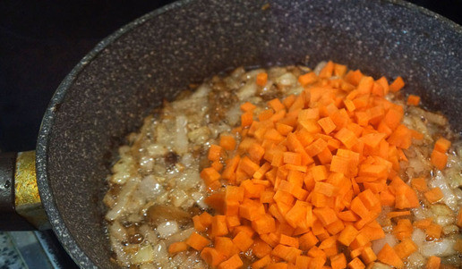 1. Этап. Суп из баранины с помидорами: Добавить к нему морковь. Жарить до мягкости, можно отлить немного бульона из кастрюли, убавить огонь и тушить под крышкой.