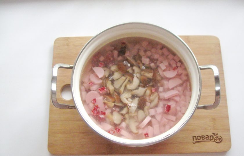 1. Этап. Солянка с солеными грибами: Добавьте грибы в суп.