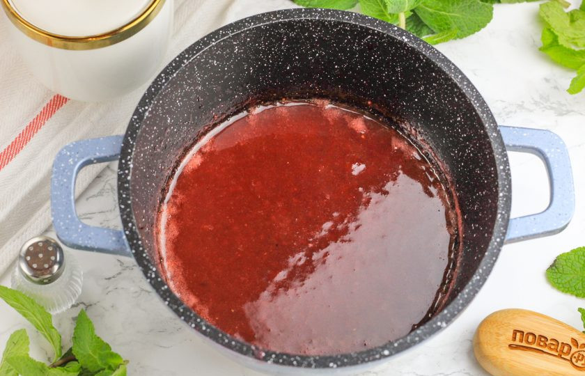 1. Этап. Жареный камамбер с брусничным соусом: Затем поместите соус на холод буквально на 15 минут, сливочное масло охладится и соус загустеет.