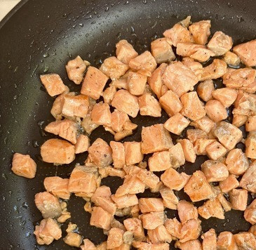 1. Этап. Холодный суп из цуккини и горошка: Сковородку смазать оливковым маслом и быстро обжарить рыбу (2-3 минуты).