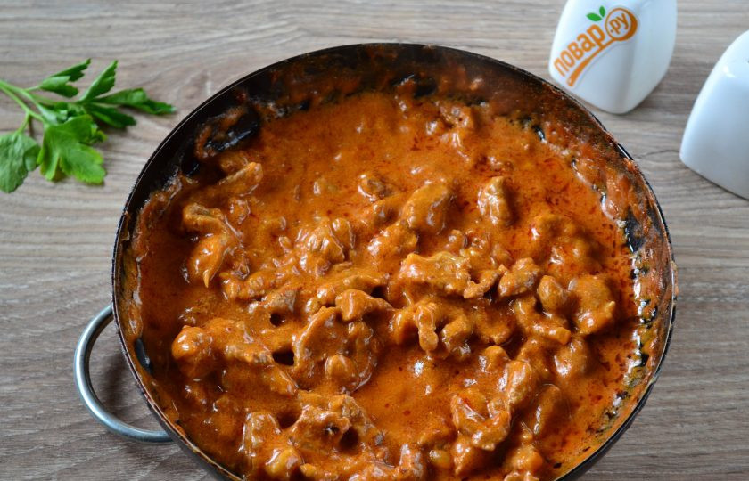 1. Этап. Классический бефстроганов из говядины: 10. Тушите мясо до мягкости. Соус должен стать однородным и достаточно густым, чтобы не стекал с ложки.