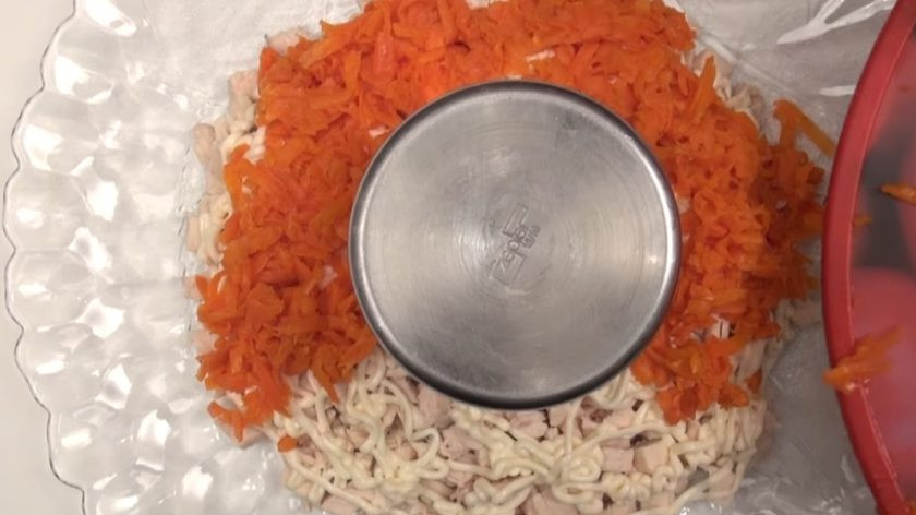 1. Этап. Гранатовый браслет рецепт классический: Далее — слой моркови. Равномерно ее распределите.