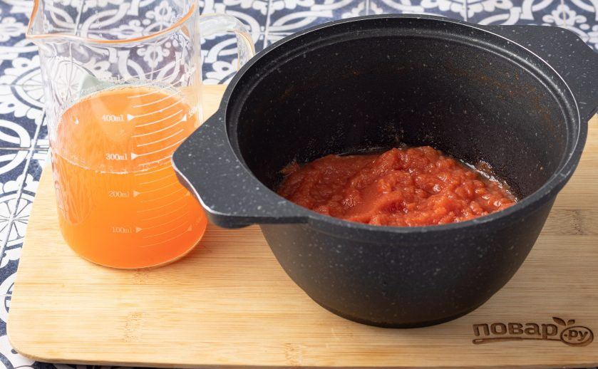 1. Этап. Классическая томатная паста: У вас получится отдельно полупрозрачная томатная жидкость, которую можно выпить и густая томатная мякоть. Добавьте в нее соль по вкусу и уварите 30-45 минут до желаемой консистенции.