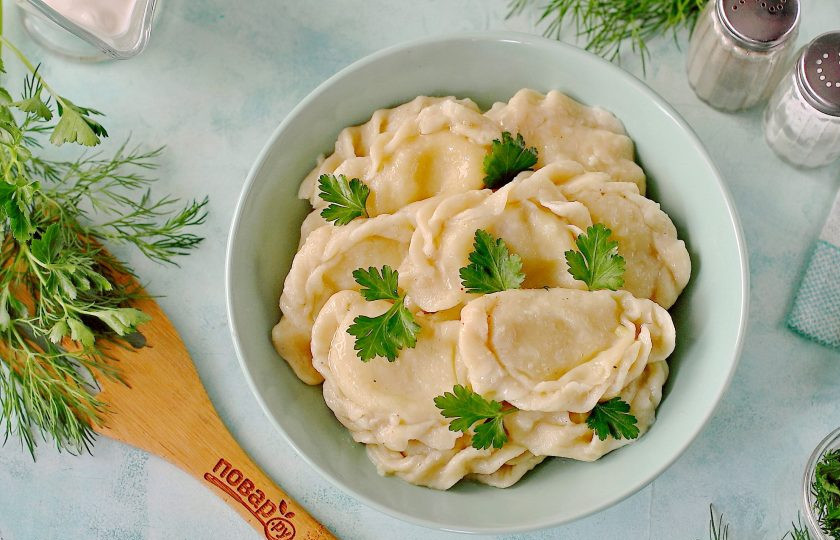 1. Этап. Вареники с сюрпризом: Поливаем вареники сливочным маслом и подаем со сметаной, украсив свежей зеленью. Приятного аппетита и хорошего настроения!