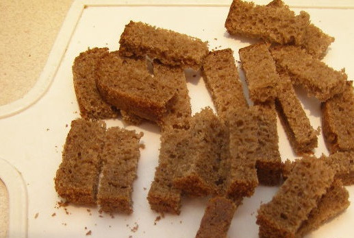 1. Этап. Квас из черного хлеба: Черный хлеб режем ломтиками и подсушиваем в духовке 40 минут, температура 200 градусов.