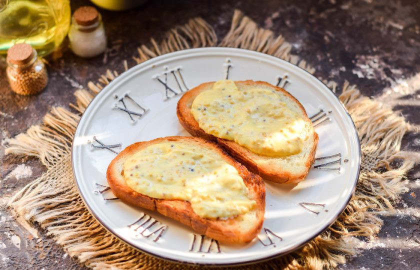 1. Этап. Гренки по-английски: Смажьте соусом румяные гренки и подавайте к столу.