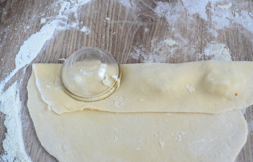 1. Этап. Супер вареники (быстрый способ лепки вареников): Накройте начинку оставленным тестом, стаканом или вырубкой подходящего размера, выдавите полукруг.