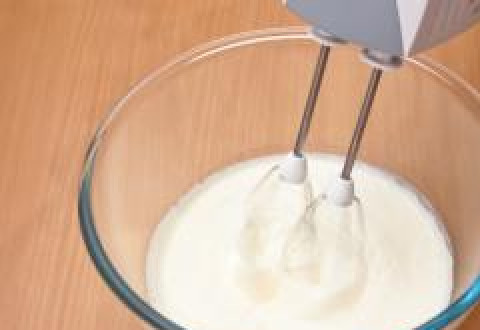 1. Этап. Сливочный кофейный крем: Сливки взбить.
