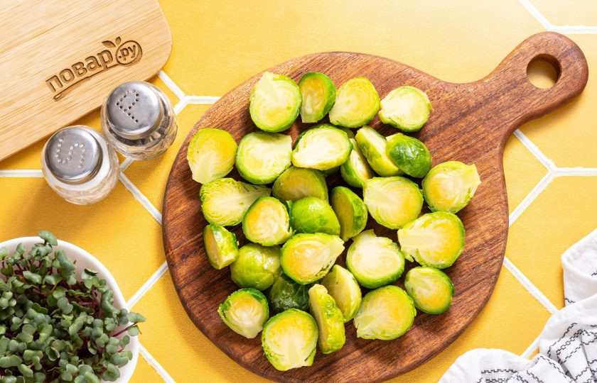 1. Этап. Брюссельская капуста в аэрогриле: Если необходимо брюссельскую капусту чуть разморозьте, затем разрежьте каждый кочанчик пополам.