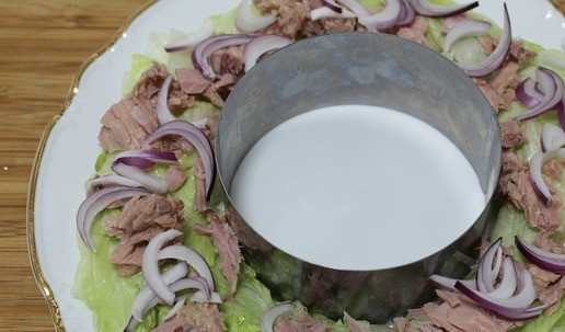 1. Этап. Салат Рождественский венок с тунцом: На тунец выложить лук.