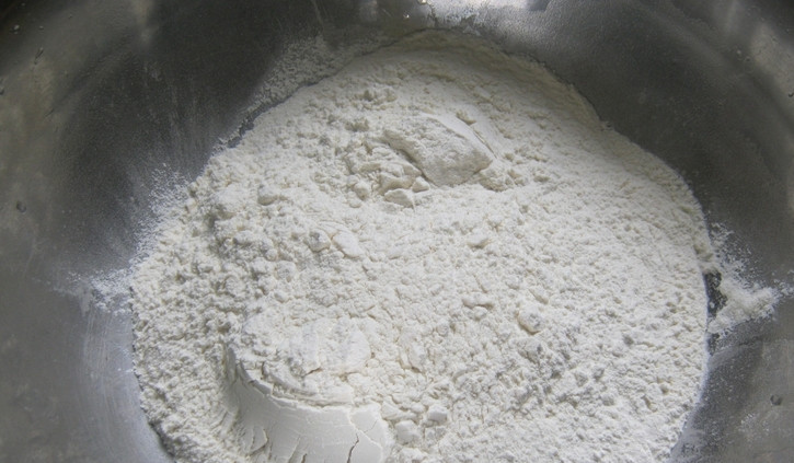 1. Этап. Творожное дрожжевое тесто: В глубокую миску просеиваем муку.
