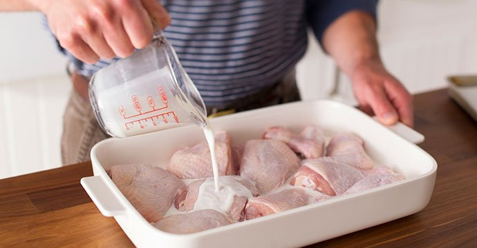 1. Этап. Жареная во фритюре курочка: 2. Залейте кефиром и дайте постоять минут 10-20.