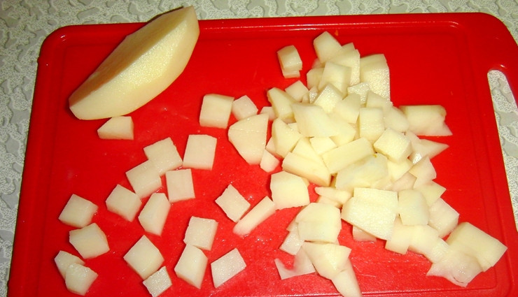1. Этап. Куриное рагу в тыкве: Картофель тоже нарезаем кубиками.