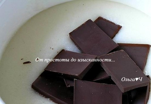 1. Этап. Шоколадный торт с ягодами: Для шоколадного мусса сварите густую кашу из воды и манной крупы, добавьте поломанный на кусочки шоколад, перемешайте.