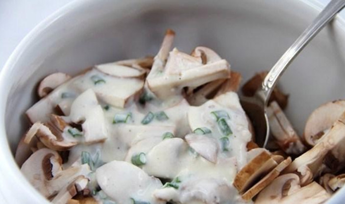 1. Этап. Салат со свежими шампиньонами: Осталось лишь заправить грибочки йогуртовым соусом и все перемешать. Приятного аппетита!