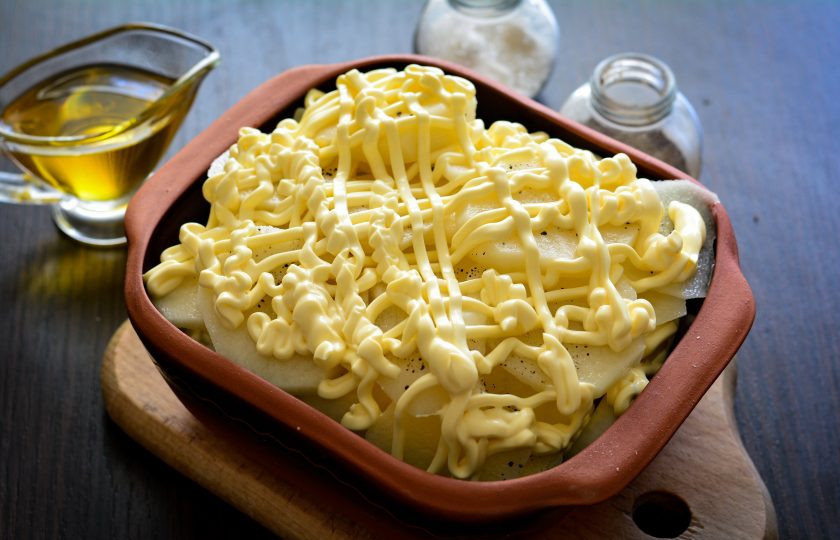 1. Этап. Свиная лопатка с картошкой в духовке: Выложите оставшийся слой картофеля, присыпьте его солью, перцем и снова полейте майонезом.