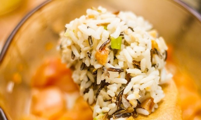 1. Этап. Суп из риса: 5. Выложите рис в кастрюлю, добавьте воду или бульон.