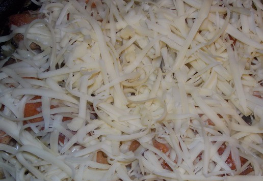 1. Этап. Крылышки тушеные с картофелем: Натираем сыр на блюдо и ставим в духовку до появления золотистой корочки.