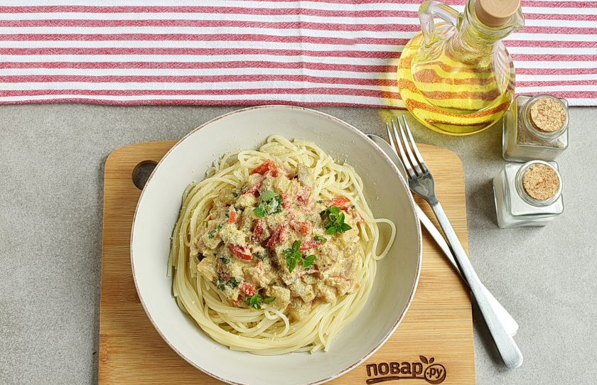 1. Этап. Вкусный соус к макаронам: Разложите макароны по тарелкам и щедро полейте соусом. При желании и наличии присыпьте блюдо сверху тертым пармезаном, украсьте листочками базилика и сразу подавайте к столу.