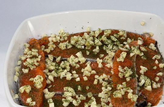 1. Этап. Рыба в рассоле: 4. По вкусу также добавьте немного перца.