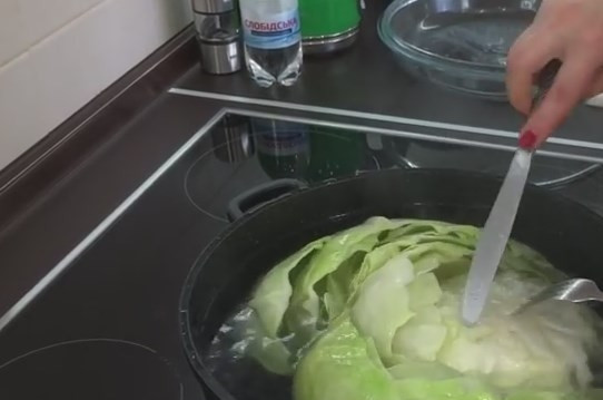 1. Этап. Голубцы с морковкой по-корейски в квашеной капусте: 2. Проверяя вилкой степень готовности верхнего листа, разбираем капусту на листья с помощью десертного ножа и вилки. Затем накройте кастрюлю крышкой и оставьте так минут на 15.