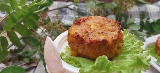 1. Этап. Котлеты из индейки в стиле Спорт-шик: Упаковала в двухсекционный контейнер-стакан.