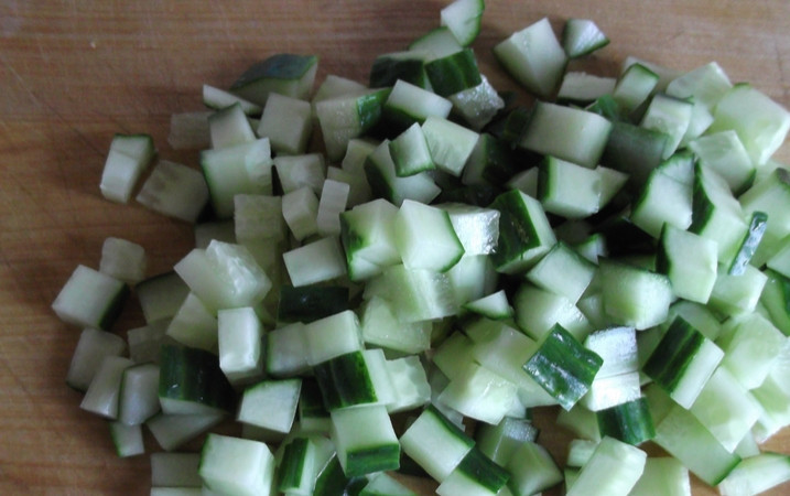 1. Этап. Салат из черешкового сельдерея: Огурец нарезаем одинаковыми кубиками.